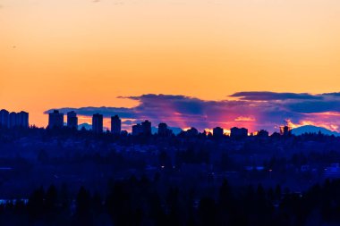 Bulutlu gökyüzü arka planında şehir manzarası