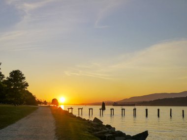 Vancouver limanındaki rıhtım yolu yaz günbatımında
