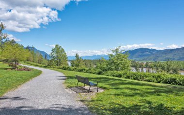 Nehir kıyısı geçidi Rocky dağlarında kar manzaralı