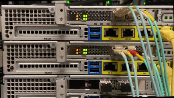 データセンターで動作する点滅ライト付きのサーバー機器 — ストック動画