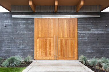 Bir servis kapısının sürgülü kapıları..