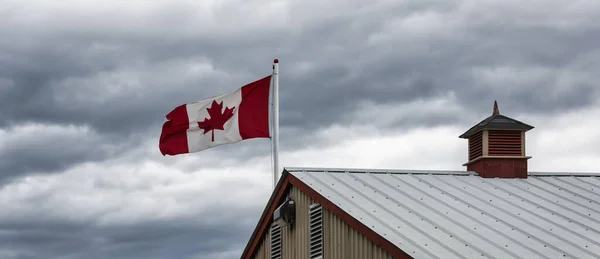 Bandiera Canadese Sopra Tetto Sfondo Cielo Tempestoso — Foto Stock