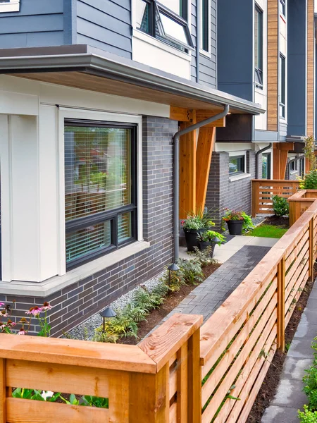 Wooden Fence Front New Residential Townhouse Foggy Day — Stockfoto