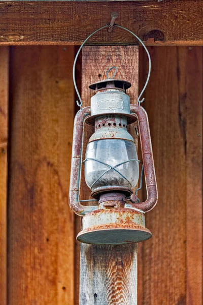 Stará Rezavá Olejová Lampa Pod Letní Dřevěnou Kůlnou — Stock fotografie