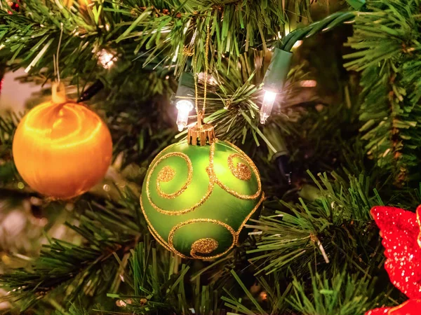 Χριστουγεννιάτικο Δέντρο Διακοσμημένο Φώτα Και Μπιχλιμπίδια Κοντινό Πλάνο Βλέμμα Της — Φωτογραφία Αρχείου