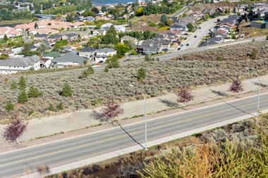 Sonbahar akşamı otobanlı bir şehir manzarasının genel görünümü.