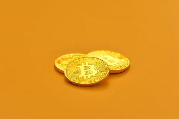 Drei Gelbe Bitcoin Bohnen Liegen Auf Flacher Oberfläche — Stockfoto