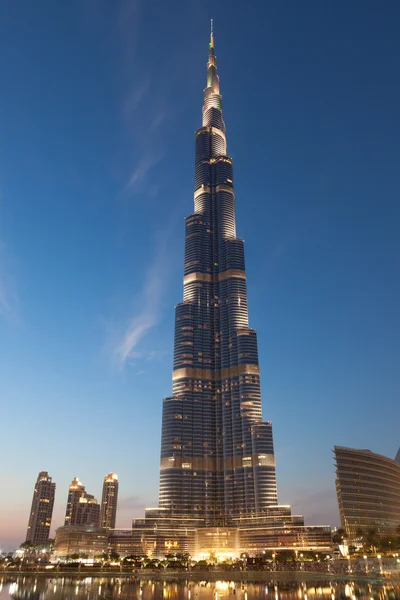 Dubai: Burj Khalifa på kvällen — Stockfoto