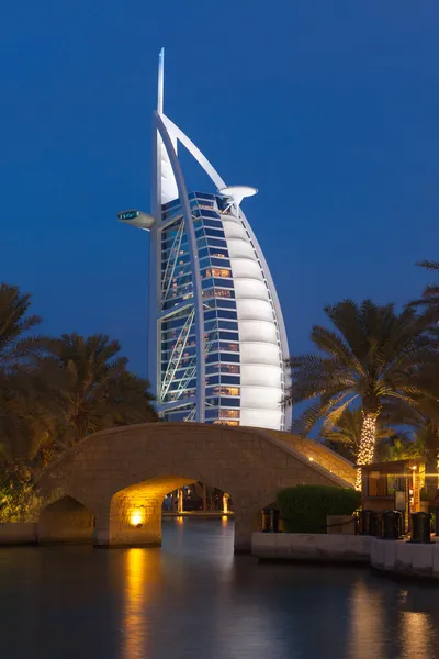 Kijk in het hotel in dubai in de avond — Stockfoto