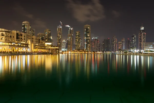 Дубай ночью — стоковое фото