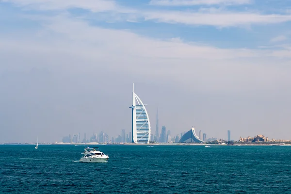 La grande vela a forma di Burj al Arab Hotel — Foto Stock