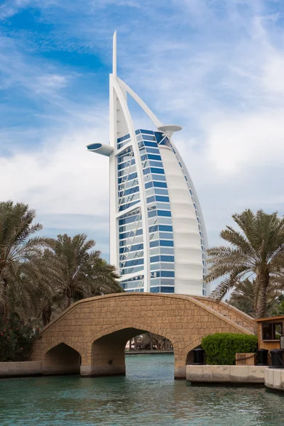 The grand sail shaped Burj al Arab Hotel — Stock Photo, Image