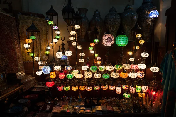 Lâmpadas multi-coloridas na loja — Fotografia de Stock