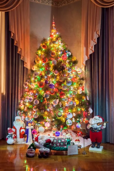 Weihnachtsbaum mit Schneemädchen, Weihnachtsmännern und Schneemannspielzeug — Stockfoto