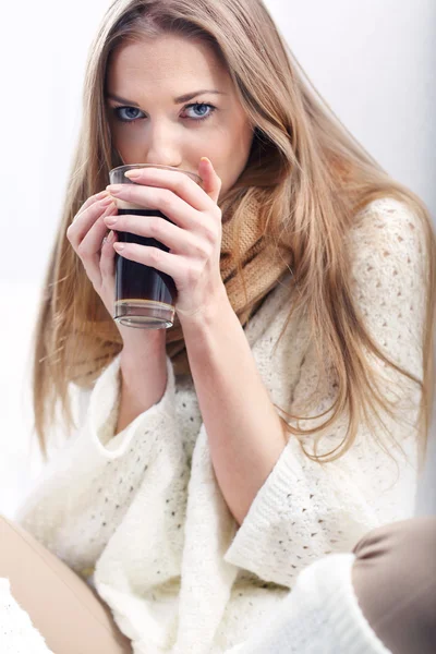 Vrouw met een kopje koffie — Stockfoto