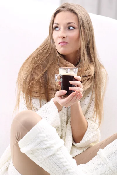 Vrouw met een kopje koffie — Stockfoto