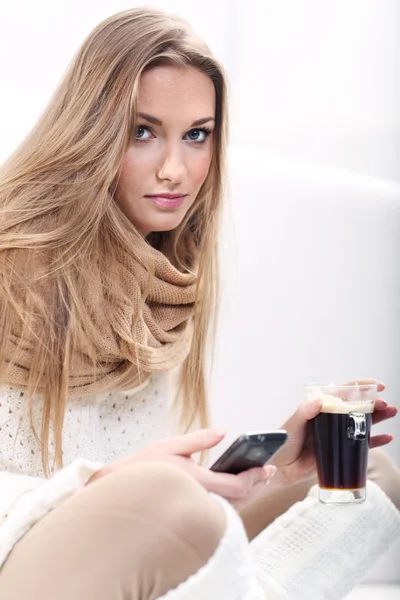 Vrouw met een kopje koffie — Stockfoto