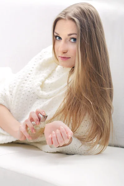 Junge blonde Frau mit einer Flasche Parfüm — Stockfoto