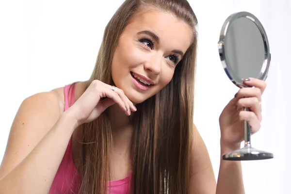 Girl looks in the mirror — Stock Photo, Image