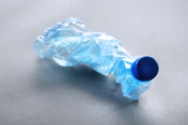 ezilmiş plastik şişe