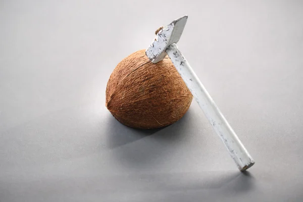 Kokosnuss mit Hammer — Stockfoto