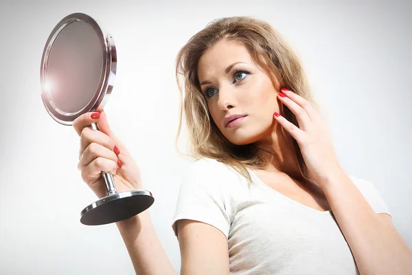Imagen de mujer hermosa sosteniendo espejo —  Fotos de Stock