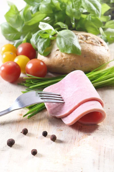 Овощи, хлеб и мясо на вилке — стоковое фото