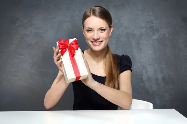 Chica con caja de regalo —  Fotos de Stock