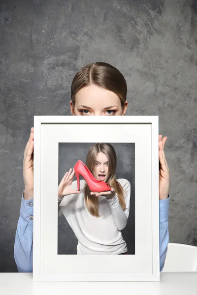 Menina detém uma foto — Fotografia de Stock