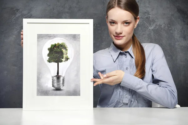 Girl holds a picture — Stock Photo, Image