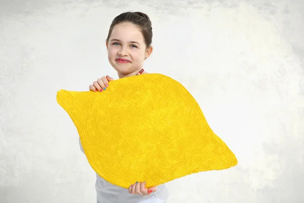 Lille pige poserer med malet citron - Stock-foto