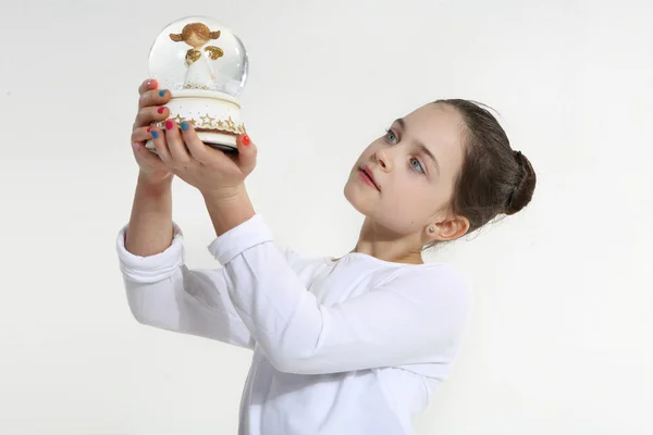 Маленька дівчинка тримає скляну статуетку — стокове фото