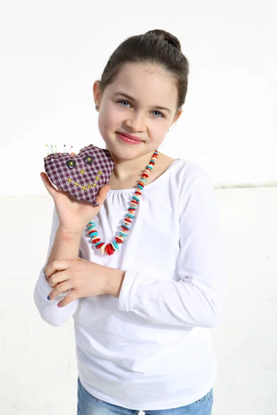 Menina posando com brinquedo artesanal — Fotografia de Stock