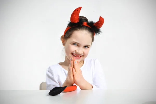 Malá dívka oblečená jako pěkný čertík — Stock fotografie