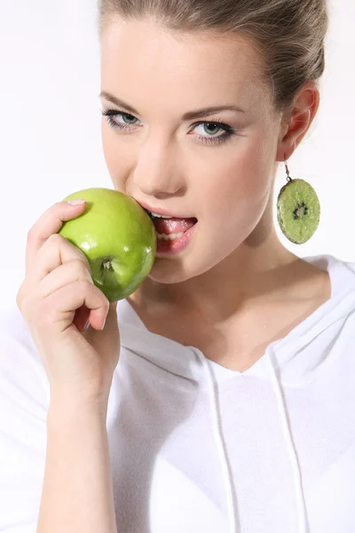 Mädchen mit grünem Apfel auf weißem Hintergrund — Stockfoto