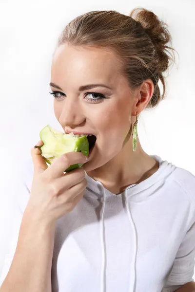 Menina com uma maçã verde em um fundo branco — Fotografia de Stock