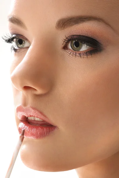 Meisje lippenstift op een witte achtergrond — Stockfoto