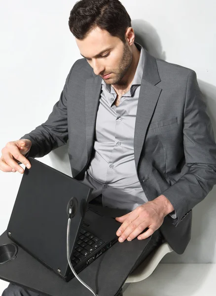 Jonge zakenman bezig is laptop — Stockfoto