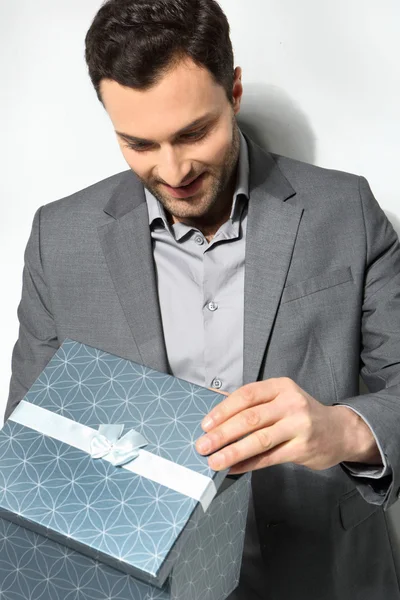 Bürokauffrau mit Geschenkbox — Stockfoto