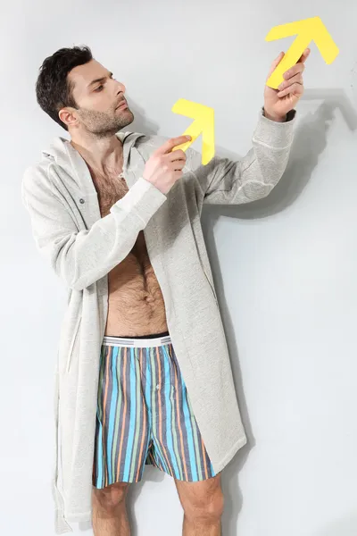 Hombre sosteniendo flechas amarillas —  Fotos de Stock