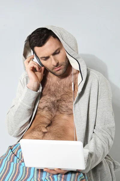 Homme élégant dans les écouteurs avec ordinateur portable — Photo