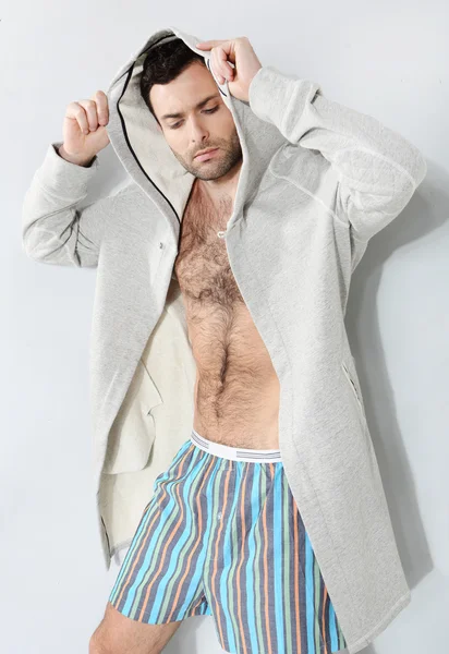 Stilvoller Mann in kurzen Hosen — Stockfoto