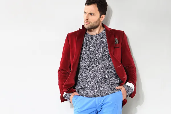 Knappe man poseren in een rode jas — Stockfoto