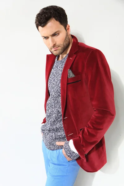 Bonito homem posando em um casaco vermelho — Fotografia de Stock