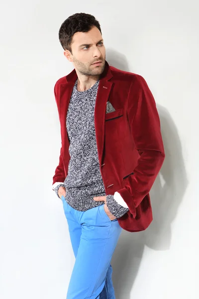 Przystojny mężczyzna pozowanie w czerwonej kurtce — Zdjęcie stockowe