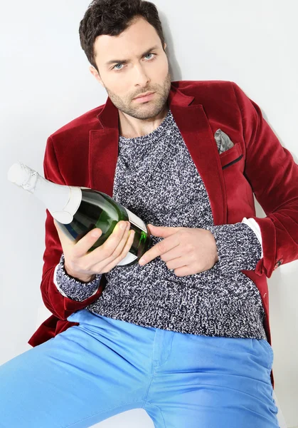 Retrato de macho con una botella de champán — Foto de Stock