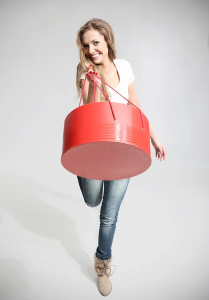 Beautiful girl holding a red and round box — Stock Photo, Image