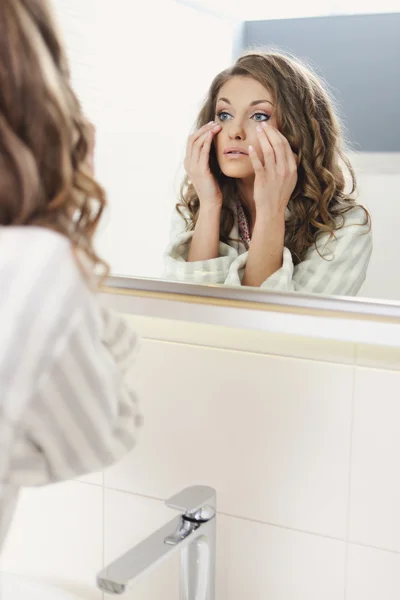 Jeune belle fille regarde dans le miroir — Photo