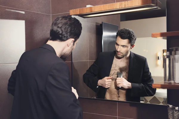 A young man doing epilation — Stock Photo, Image