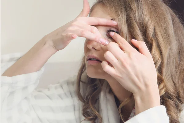Ung vacker flicka sätter kontaktlinser — Stockfoto